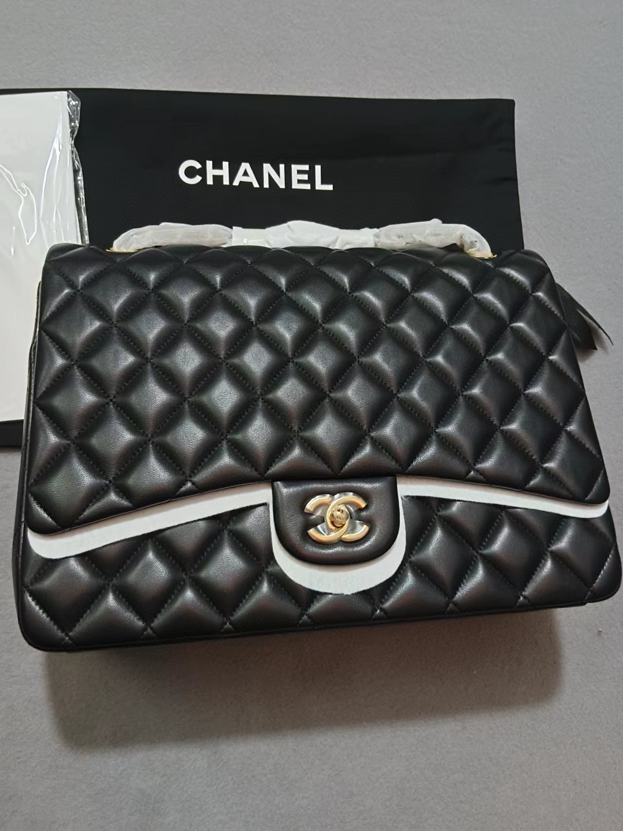 Chanel bag gold hardware size 33*10*25cm  CHB601