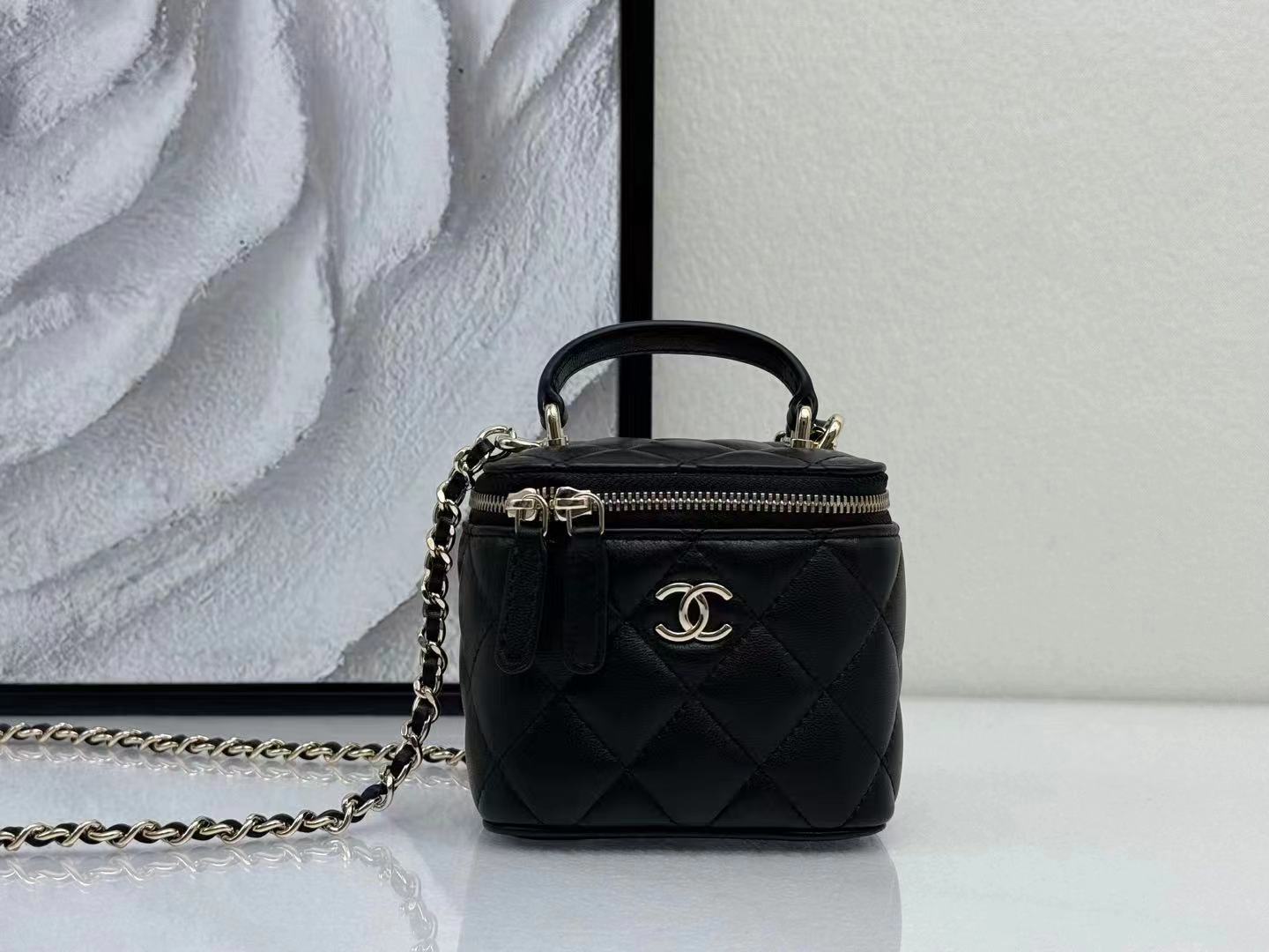 Chanel bag size 11cm  CHB401